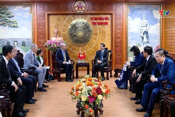 Chủ tịch UBND tỉnh Đỗ Minh Tuấn tiếp xã giao Đại sứ đặc mệnh toàn quyền Thụy Sỹ