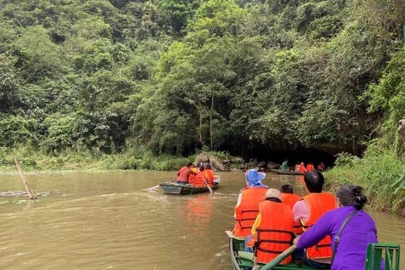 Tăng cường việc đảm bảo an toàn về người trong hoạt động giao thông thủy trong mùa mưa bão