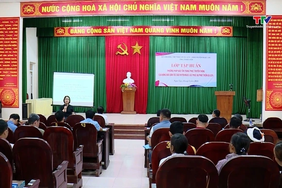 Tập huấn về phương pháp bảo tồn trang phục truyền thống của dân tộc Dao huyện Ngọc Lặc