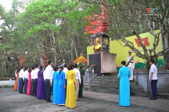 Huyện Đông Sơn dâng hương tưởng niệm 134 năm Ngày sinh Chủ tịch Hồ Chí Minh