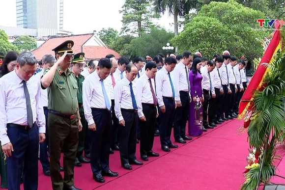 Dâng hương tưởng niệm  Chủ tịch Hồ Chí Minh