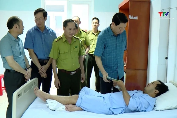 Phó Chủ tịch UBND tỉnh Lê Đức Giang thăm cán bộ Kiểm lâm bị thương khi làm nhiệm vụ