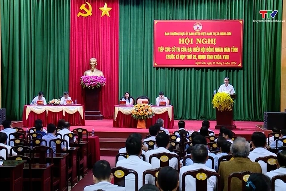 Chủ tịch UBND tỉnh  và các đại biểu HĐND tỉnh tiếp xúc cử tri thị xã Nghi Sơn