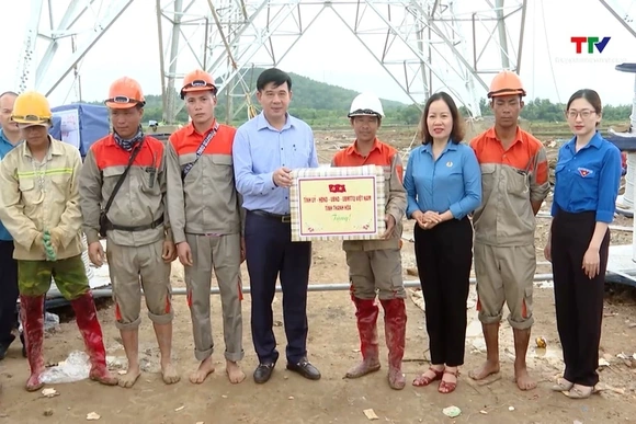 Ban Dân vận Tỉnh ủy tặng quà cán bộ, kỹ sư, công nhân lao động đang thi công trên công trường dự án 