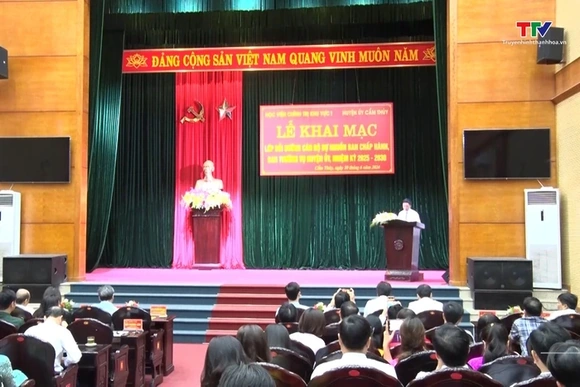 Huyện Cẩm Thủy khai mạc lớp bồi dưỡng cán bộ dự nguồn