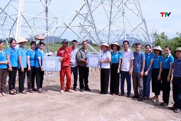 Hội Liên hiệp phụ nữ tỉnh thăm và tặng quà lực lượng thi công dự án đường dây 500kV mạch 3