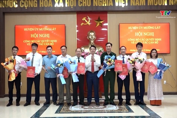 Mường Lát công bố các quyết định về công tác cán bộ