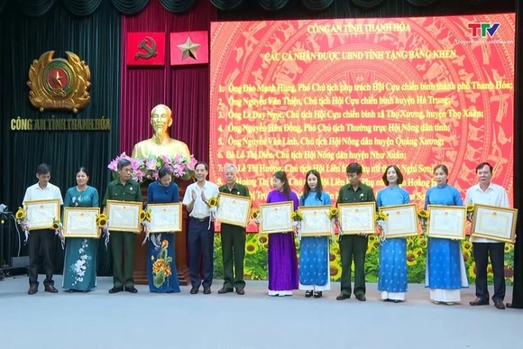 Biểu dương điển hình tiên tiến trong phong trào "Toàn dân bảo vệ An ninh Tổ quốc"