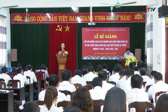 Bế giảng lớp bồi dưỡng cán bộ dự nguồn..và các chức danh lãnh đạo chủ chốt huyện Bá Thước