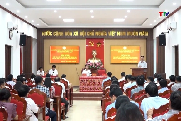 Đại biểu thuộc Đoàn đại biểu Quốc hội tỉnh Thanh Hóa tiếp xúc cử tri huyện Mường Lát