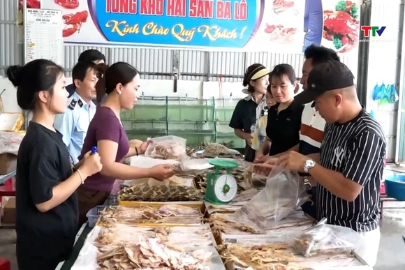 Hoằng Hóa: Tăng cường quản lý chất lượng, giá hàng hóa tại khu du lịch biển Hải Tiến