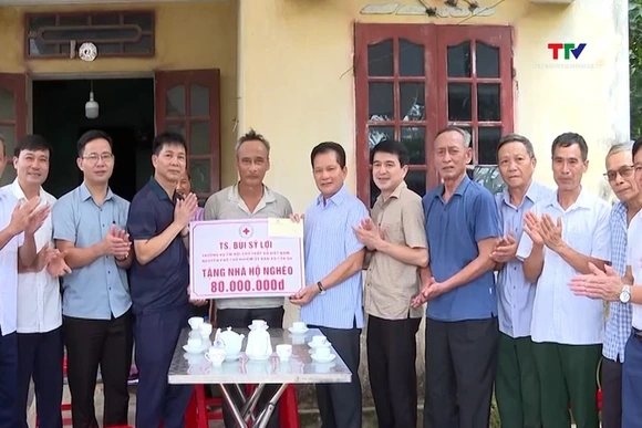 Trao tiền hỗ trợ làm nhà cho hộ nghèo tại Quảng Xương