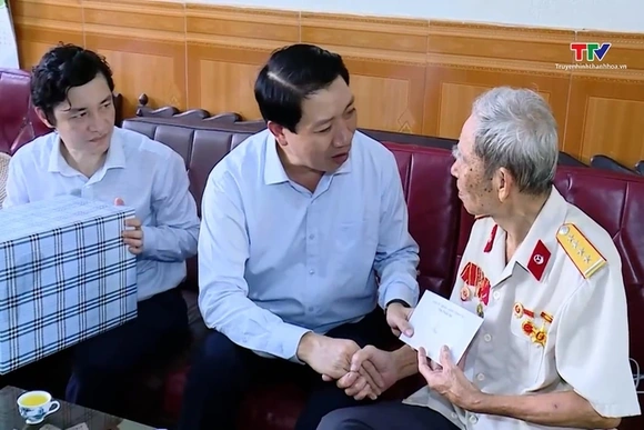 Phó Chủ tịch UBND tỉnh Lê Đức Giang viếng nghĩa trang liệt sỹ và thăm, tặng quà gia đình chính sách 