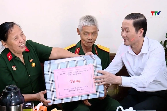 Chủ tịch UBND tỉnh Đỗ Minh Tuấn thăm, tặng quà gia đình chính sách trên địa bàn Thành phố Thanh Hóa