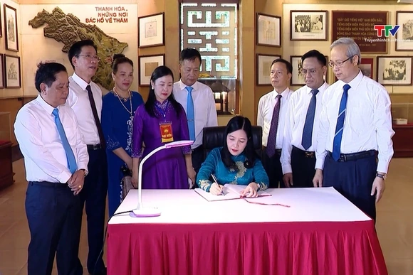 Đoàn đại biểu dự Đại hội MTTQ tỉnh Thanh Hóa lần thứ XV dâng hương