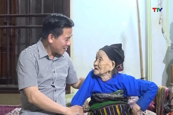 Bí thư Tỉnh uỷ thăm gia đình chính sách tại huyện Quan Sơn