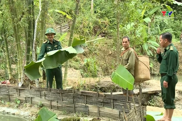 Đảng viên biên phòng phụ trách hộ gia đình ở biên giới Mường Lát