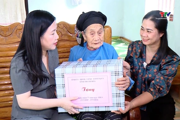 Trưởng Ban Dân vận Tỉnh ủy, Chủ tịch Ủy ban Mặt trận Tổ quốc tỉnh thăm, tặng quà tại các huyện Thườn