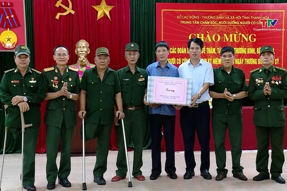 Đồng chí Đào Xuân Yên, Trưởng Ban Tuyên giáo Tỉnh ủy thăm, tặng quà gia đình chính sách tại thành ph