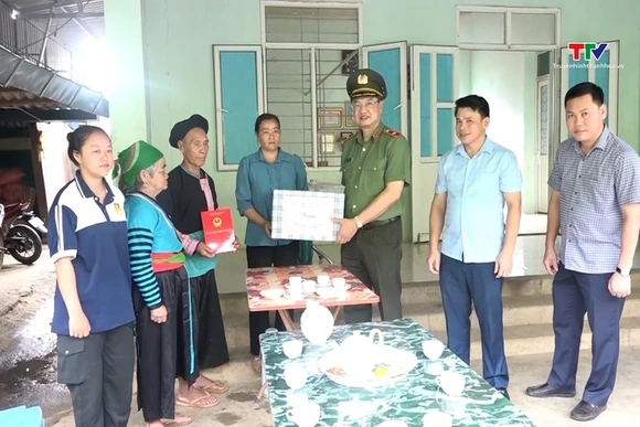 Giám đốc Công an tỉnh viếng nghĩa trang liệt sĩ và thăm, tặng quà các gia đình thương binh, liệt sỹ 