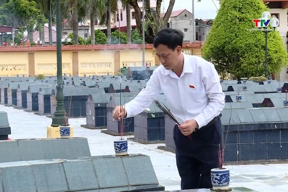 Phó trưởng Đoàn đại biểu Quốc hội Mai Văn Hải viếng nghĩa trang liệt sĩ và thăm hỏi, tặng quà các gi