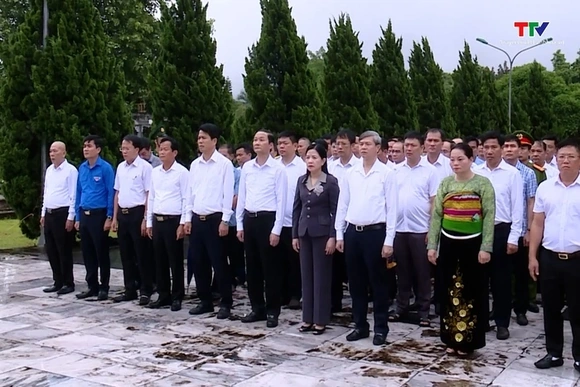 Chủ tịch UBND tỉnh viếng Nghĩa trang Liệt sĩ quốc tế Đồng Tâm