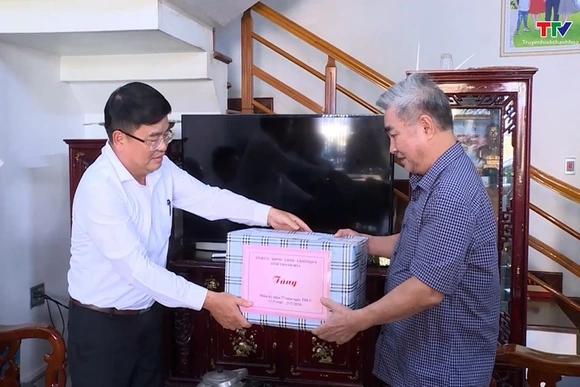 Trưởng Ban quản lý Khu kinh tế Nghi Sơn và Các Khu Công nghiệp tỉnh Thanh Hóa thăm, tặng quà gia đìn