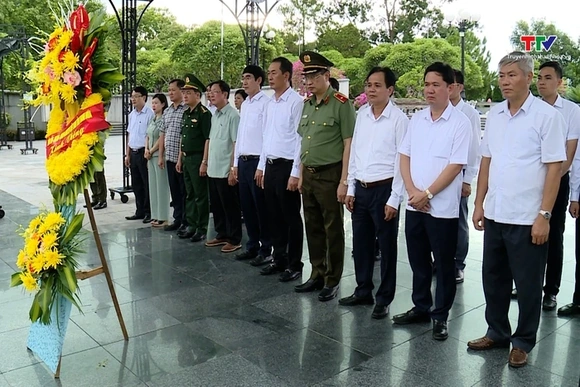 Phó Bí thư Tỉnh ủy Trịnh Tuấn Sinh dâng hương các liệt sỹ đang yên nghỉ tại Quảng Bình và Quảng Trị
