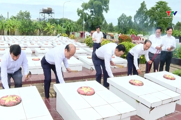 Đoàn ĐB tỉnh Thanh Hóa dâng hương các nghĩa trang liệt sỹ tại thành phố Cần Thơ và tỉnh Tây Ninh