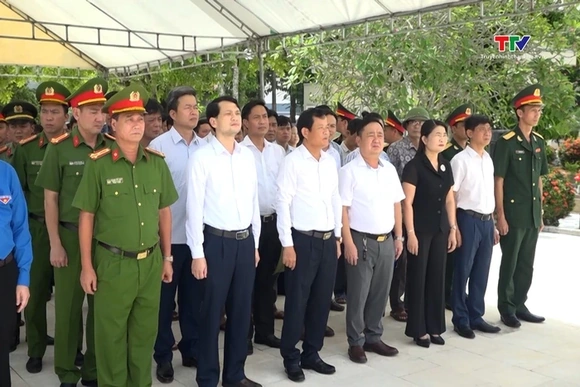 Phó Chủ tịch HĐND tỉnh viếng nghĩa trang liệt sĩ,  tặng quà gia đình chính sách tại huyện Vĩnh Lộc