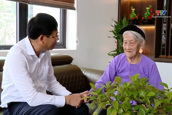Bí thư Đảng ủy Khối CQ&DN tỉnh viếng nghĩa trang liệt sĩ, thăm gia đình chính sách tại Quảng