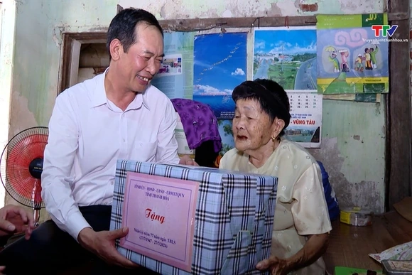 Phó Bí thư Tỉnh uỷviếng nghĩa trang liệt sĩ và thăm gia đình chính sách tại Thiệu Hóa, Hậu Lộc