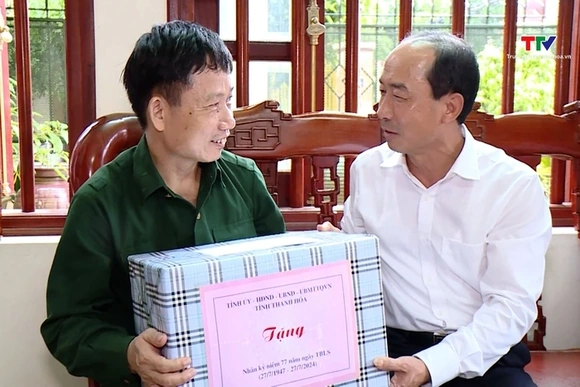 Phó Chủ tịch Thường trực HĐND Lê Tiến Lam thăm, tặng quà gia đình chính sách tại thị xã Bỉm Sơn