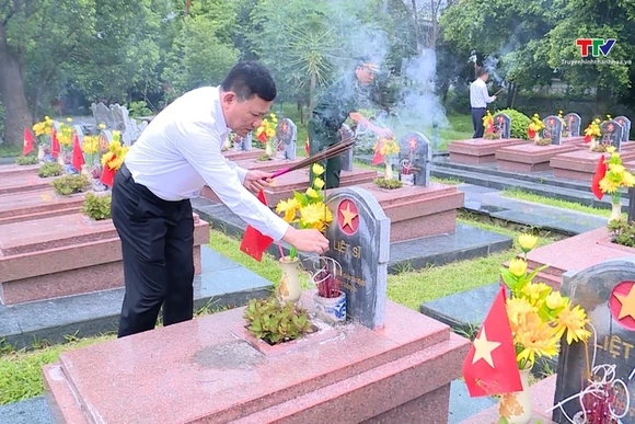 Đoàn công tác của tỉnh Thanh Hóa viếng các nghĩa trang liệt sĩ tại tỉnh Điện Biên