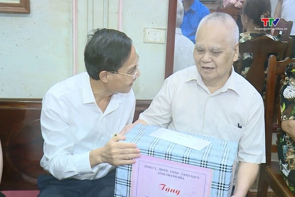 Phó Chủ tịch UBND tỉnh Đầu Thanh Tùng viếng nghĩa trang liệt sĩ; tặng quà gia đình chính sách