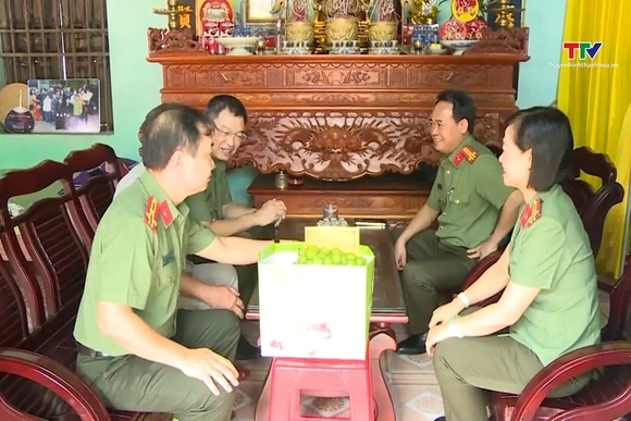 Giám đốc Công an tỉnh thăm hỏi, tặng quà các gia đình chính sách