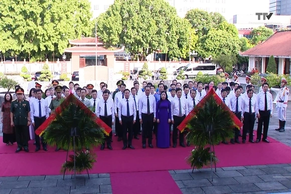 Lãnh đạo tỉnh dâng hương nhân kỷ kiệm 77 năm ngày Thương binh Liệt sỹ