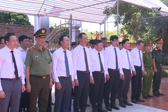 Đoàn đại biểu tỉnh Thanh Hóa dâng hương tại các di tích lịch sử cách mạng