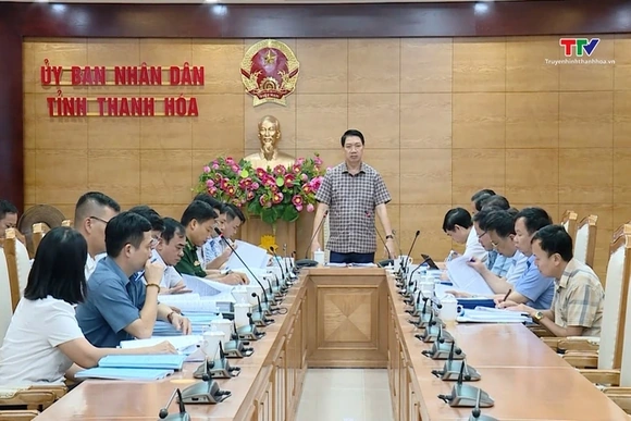 Phó Chủ tịch UBND tỉnh Lê Đức Giang nghe báo cáo Đề án phát triển rừng bền vững huyện Mường Lát