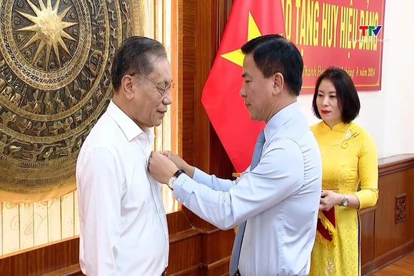 Ban Thường vụ Tỉnh ủy trao tặng huy hiệu 60 năm tuổi Đảng