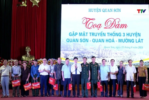 Gặp mặt truyền thống lãnh đạo, nguyên lãnh đạo 3 huyện Quan Sơn, Quang Hóa, Mường Lát