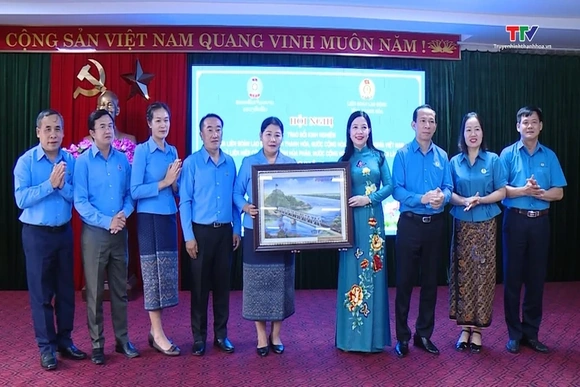 Trao đổi kinh nghiệm giữa Liên đoàn Lao động tỉnh Thanh Hóa và Liên hiệp Công đoàn tỉnh Hủa Phăn