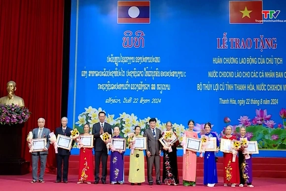 Trao tặng Huân chương Lao động của Chủ tịch nước Cộng hòa dân chủ Nhân dân Lào cho các cá nhân Ban C