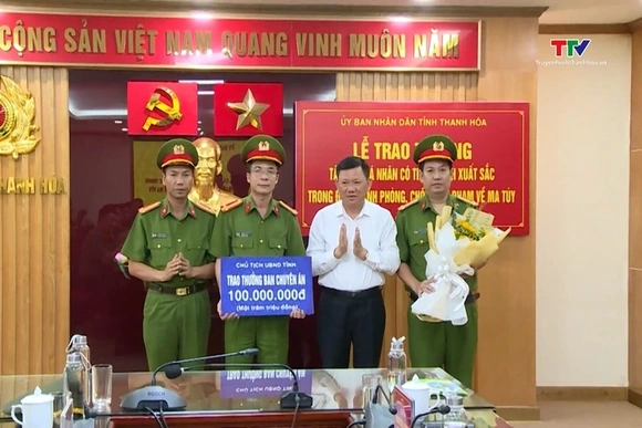 Trao thưởng cho các tập thể, cá nhân có thành tích xuất sắc trong đấu tranh chống tội phạm về ma tuý