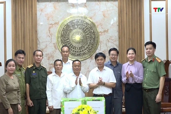 Huyện Viêng Xay, tỉnh Hủa Phăn (Lào) thăm và chúc mừng 79 năm ngày Quốc khánh 2/9