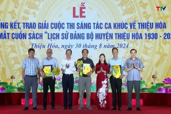 Ra mắt cuốn sách Lịch sử Đảng bộ và trao giải cuộc thi sáng tác ca khúc về Thiệu Hoá