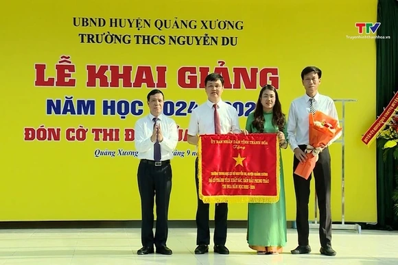 Phó Bí thư Thường trực Tỉnh ủy Lại Thế Nguyên dự khai giảng tại trường THCS Nguyễn Du, huyện Quảng X