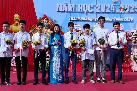 Trưởng Ban Dân vận Tỉnh ủy, Chủ tịch Ủy ban MTTQ tỉnh Phạm Thị Thanh Thủy dự lễ khai giảng năm học m