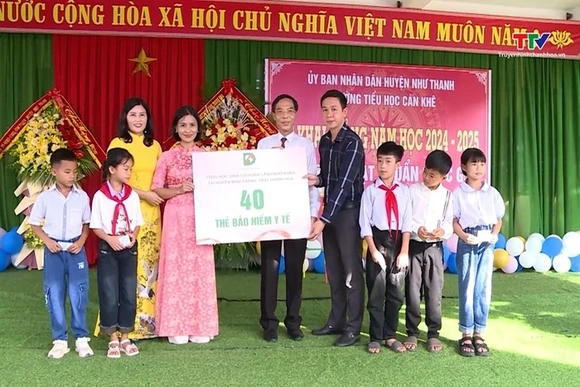 Phó Chủ tịch UBND tỉnh Đầu Thanh Tùng dự lễ khai giảng tại huyện Như Thanh