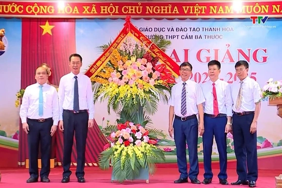 Phó Bí thư Tỉnh ủy Trịnh Tuấn Sinh dự lễ khai giảng năm học mới tại trường THPT Cầm Bá Thước, huyện 